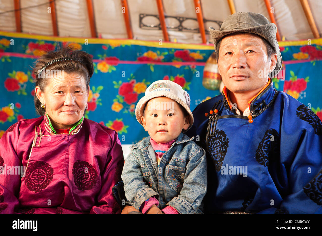 Famiglia prendere pongono in Ger (yurt), Mongolia Foto Stock