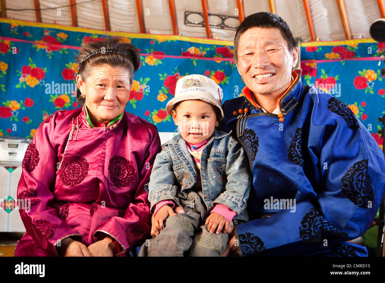 Famiglia prendere pongono in Ger (yurt), Mongolia Foto Stock