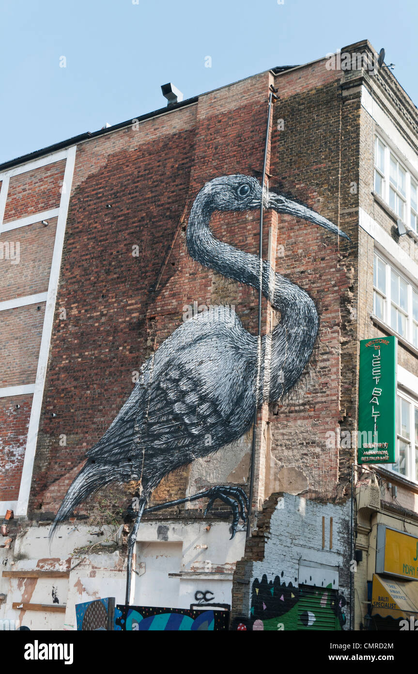 Immagine di un uccello dall'artista di strada Roa in Hanbury Street, Off Brick Lane, Londra, Inghilterra. Foto Stock