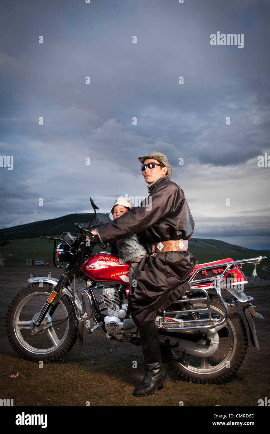 Padre e figlio in sella alla moto , Mongolia Foto Stock