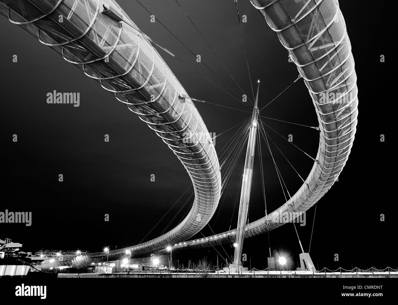 Ponte sospeso nel porto di Pescara, Italia, di notte Foto Stock