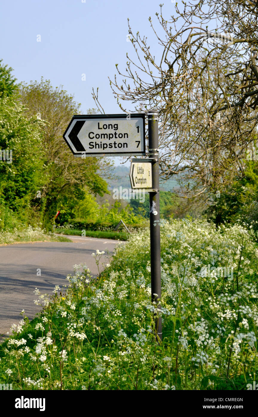Cartello per Long Compton e Shipston nel Warwickshire, Inghilterra. Foto Stock