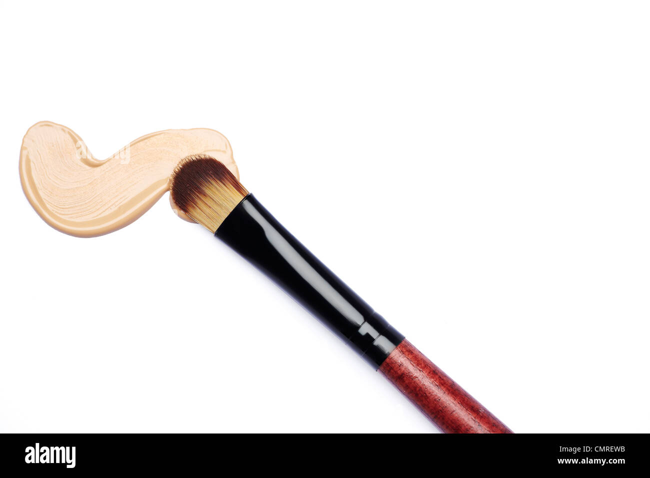 Make up pennello con fondazione isolato su bianco Foto Stock