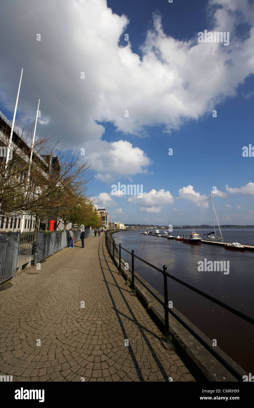 Fiume Foyle marina pontoon queens quay davanti a Derry City uffici del consiglio nella contea di Londonderry Irlanda del Nord Regno Unito. Foto Stock