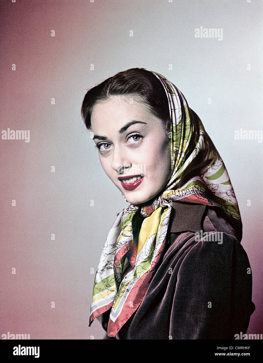 Babushka scarf immagini e fotografie stock ad alta risoluzione - Alamy