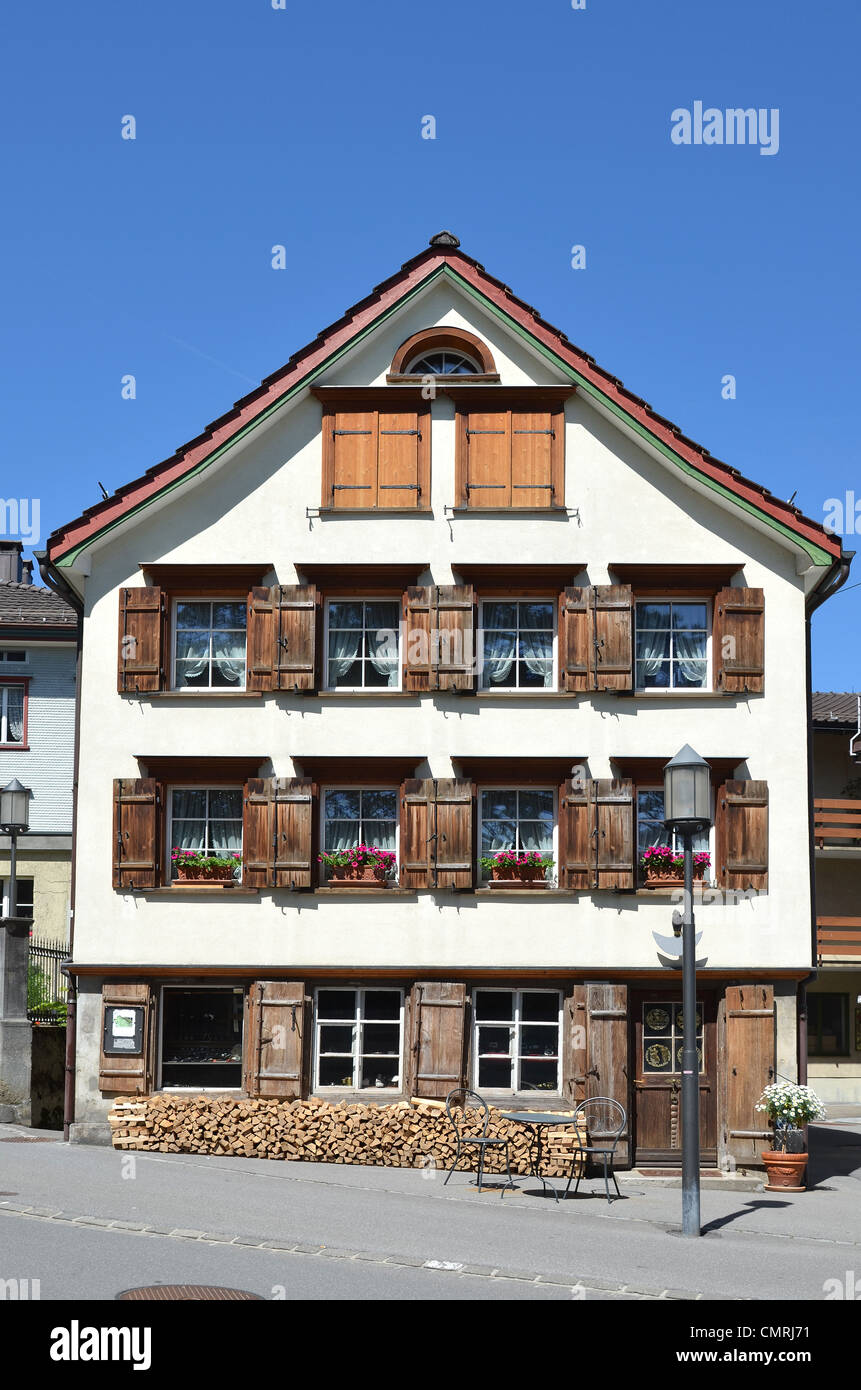 Edificio tradizionale con persiane alle finestre in Ribeauville, Alsazia, Francia Foto Stock