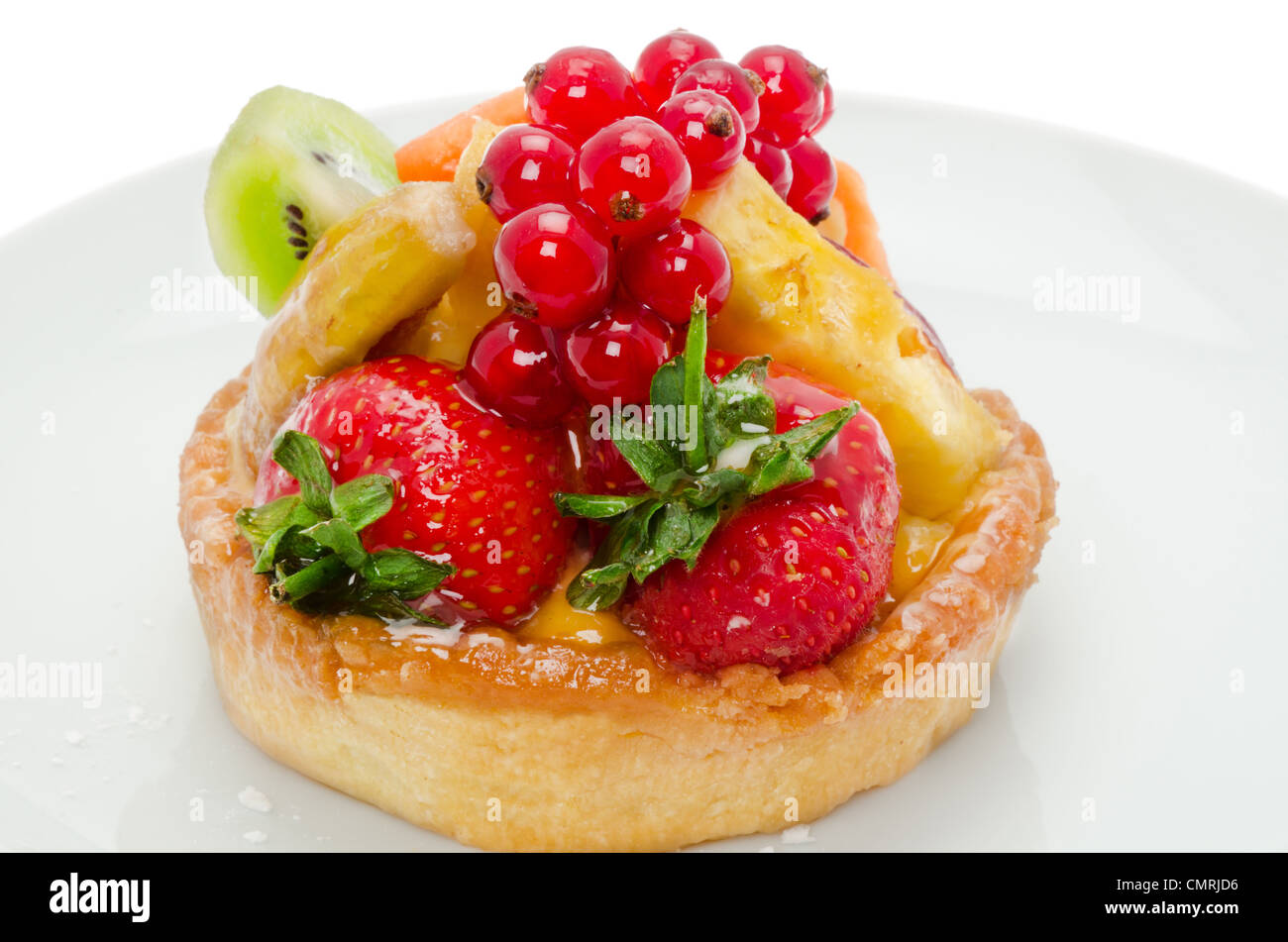 Pasticceria fresca crostata di frutta su una piastra bianca Foto Stock