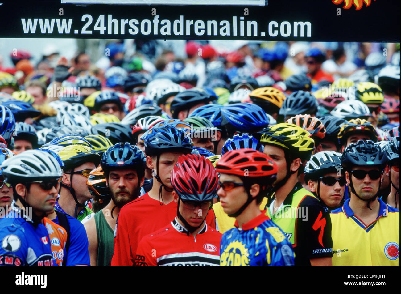 I partecipanti si riuniscono per l annuale 24 Ore di adrenalina mountain Bike evento, Toronto, Ontario. Foto Stock