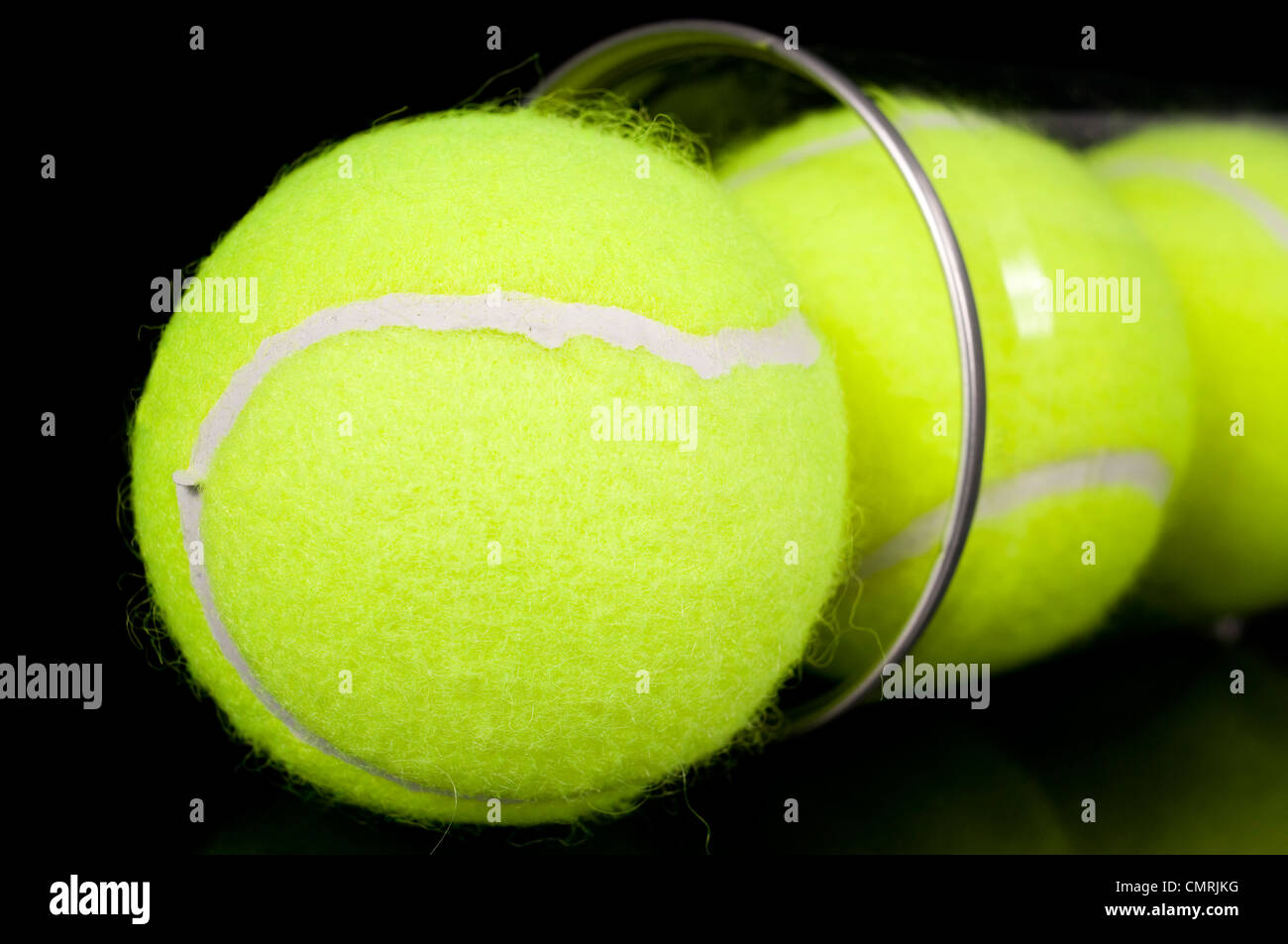 Possono essere di tre nuove palle da tennis isolati su sfondo nero. Foto Stock