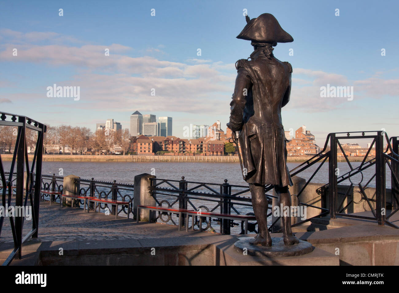 Statua di Ammiraglio Lord Nelson si affaccia su Thames & Canary Wharf, Londra Foto Stock