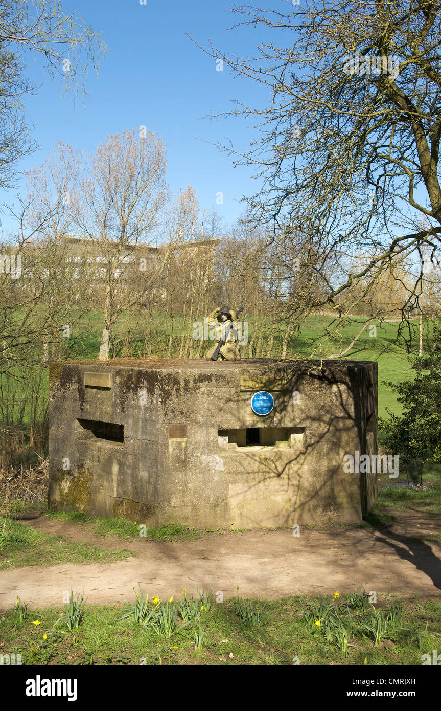 Ripristinata la seconda guerra mondiale porta pillole con la scultura del soldato sul tetto Foto Stock