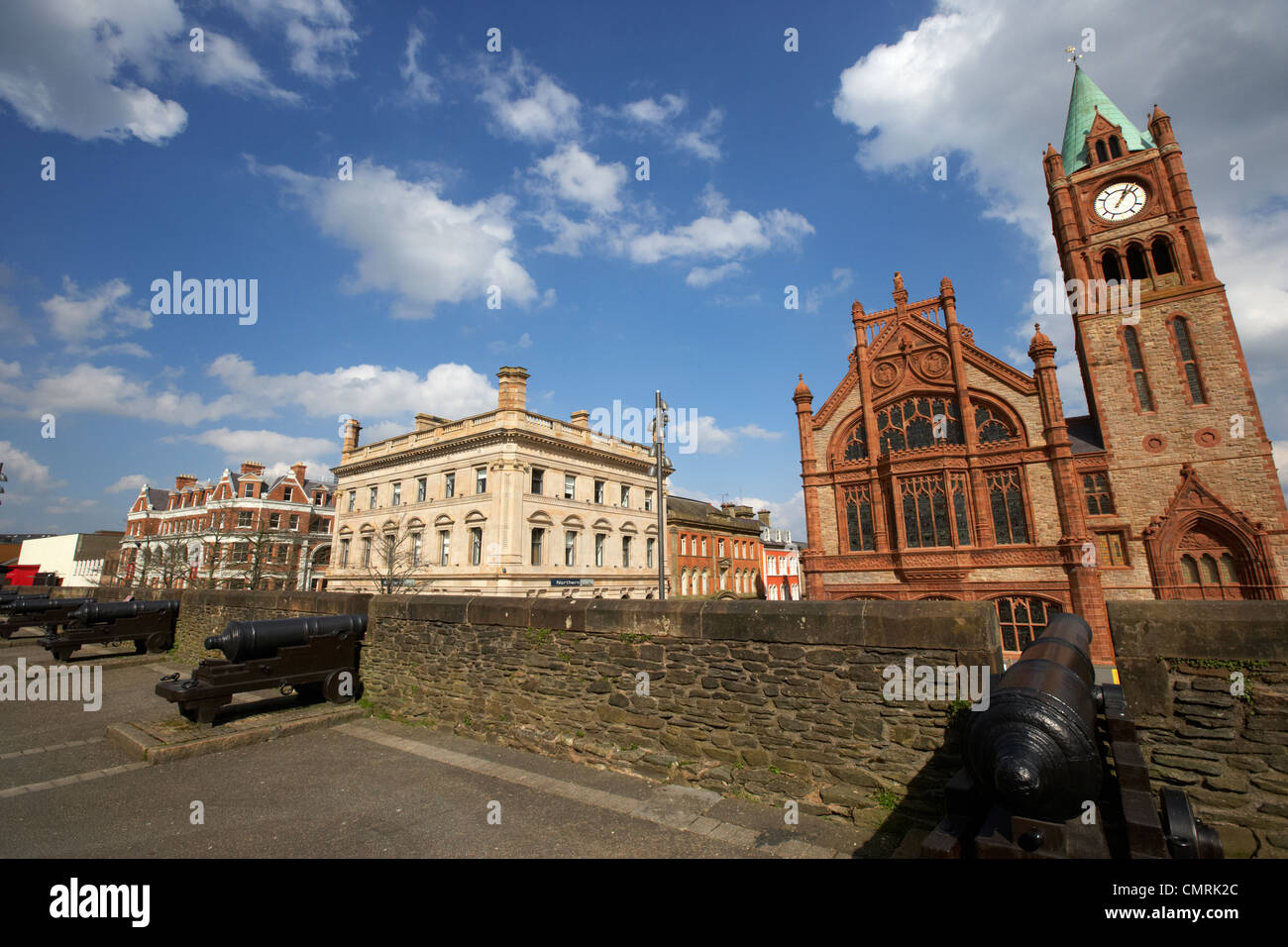 Derrys pareti e la Guildhall Derry City County Londonderry Irlanda del Nord Regno Unito. Foto Stock