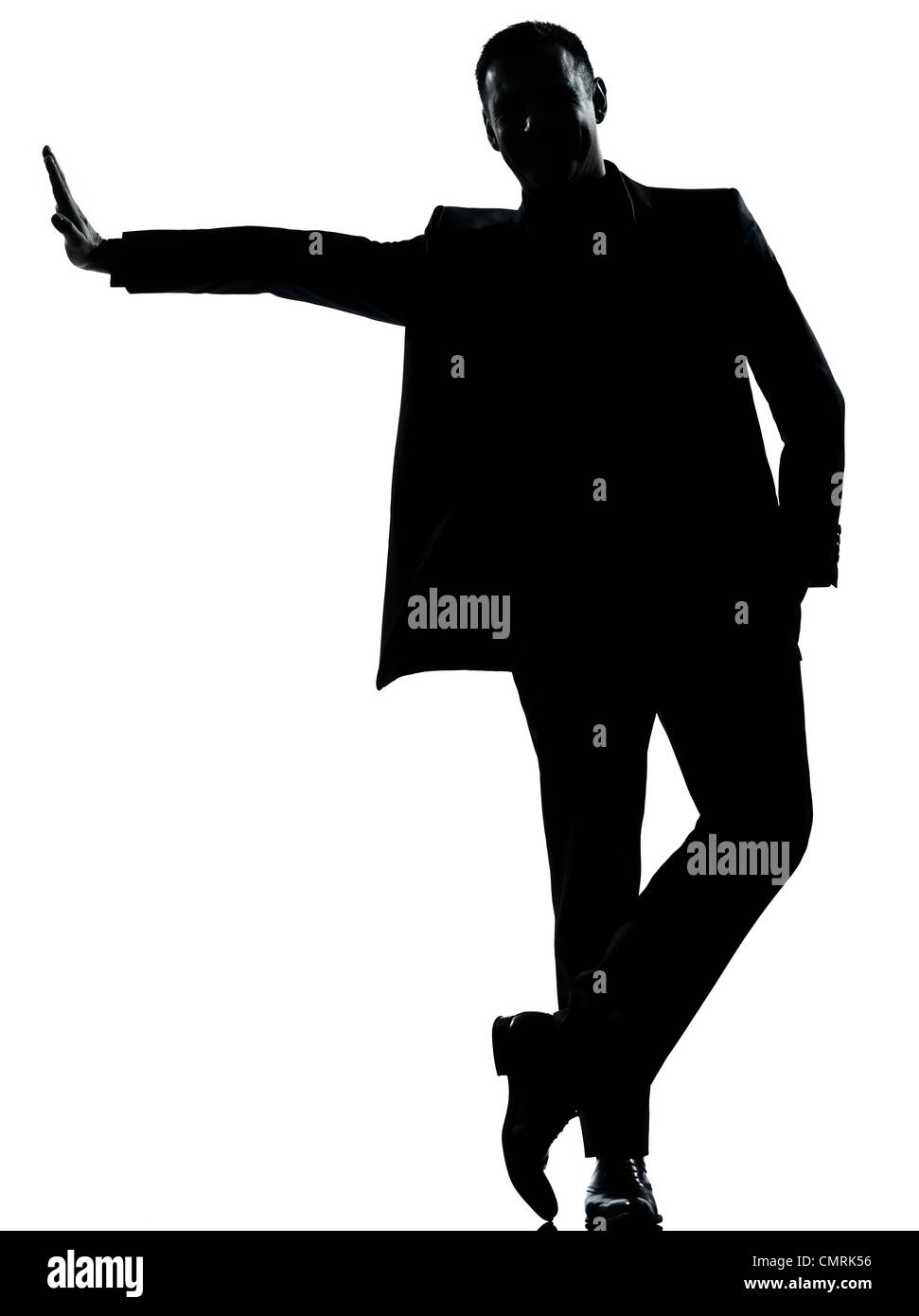 Un business caucasica silhouette uomo in piedi per tutta la lunghezza in studio isolato su sfondo bianco Foto Stock