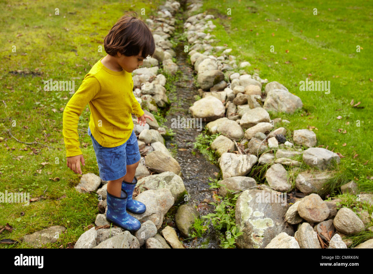 Razza mista boy flusso di attraversamento Foto Stock