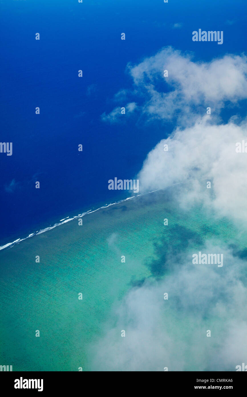 Coral reef e cloud vicino a Nadi, Viti Levu, Figi, South Pacific - aerial Foto Stock