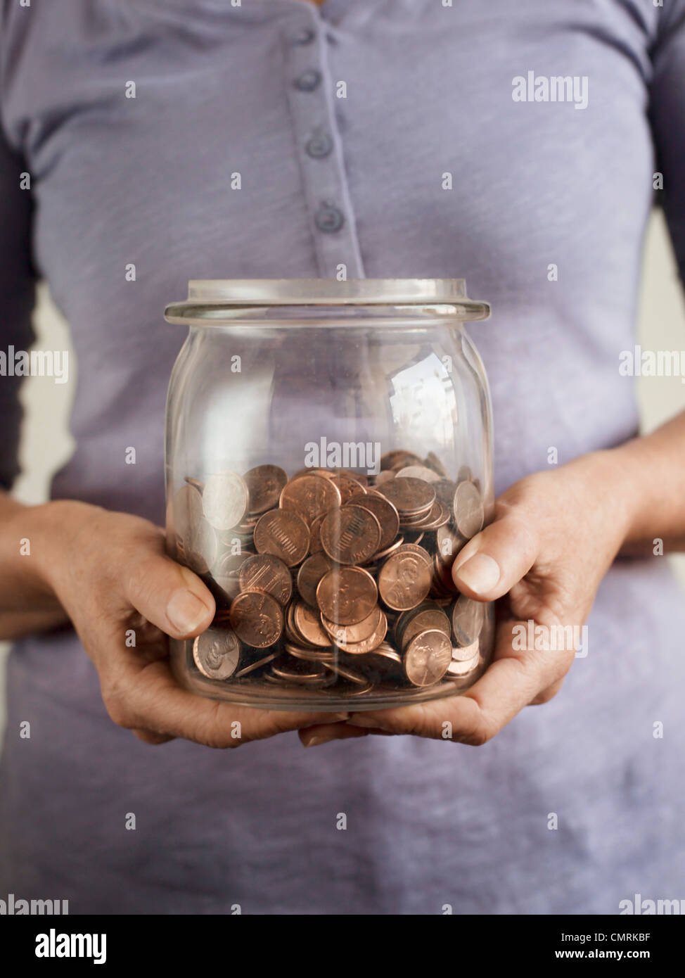 La donna caucasica vaso di contenimento delle monete Foto Stock