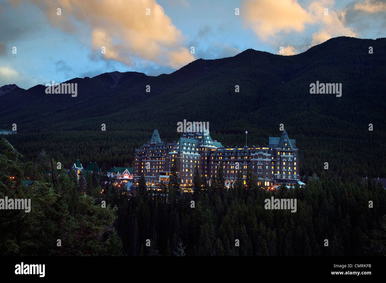 Fairmont Banff Springs Hotel al tramonto, il Parco Nazionale di Banff, Alberta Foto Stock