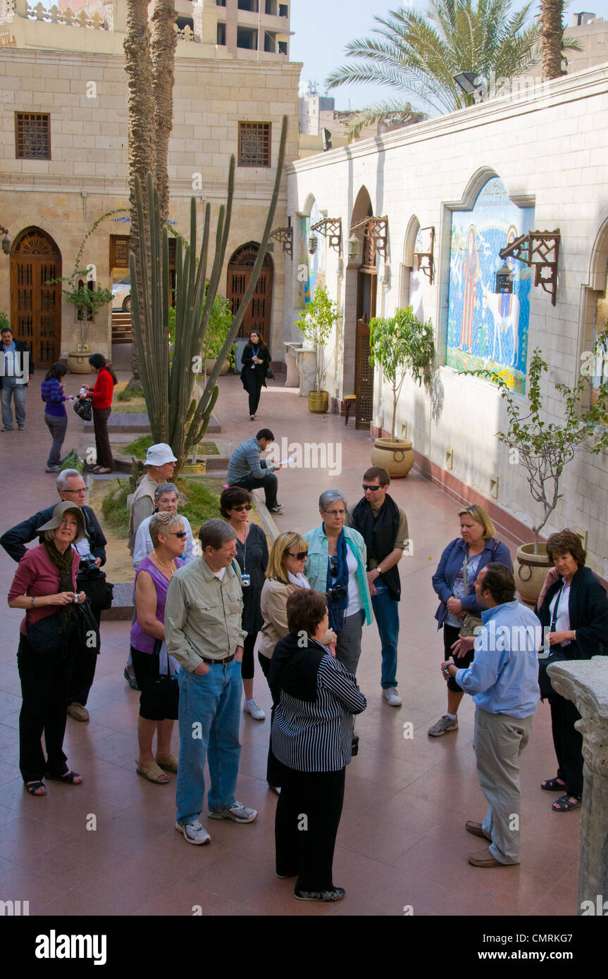 Gruppo di turisti chiesa copta Vecchio Cairo Foto Stock