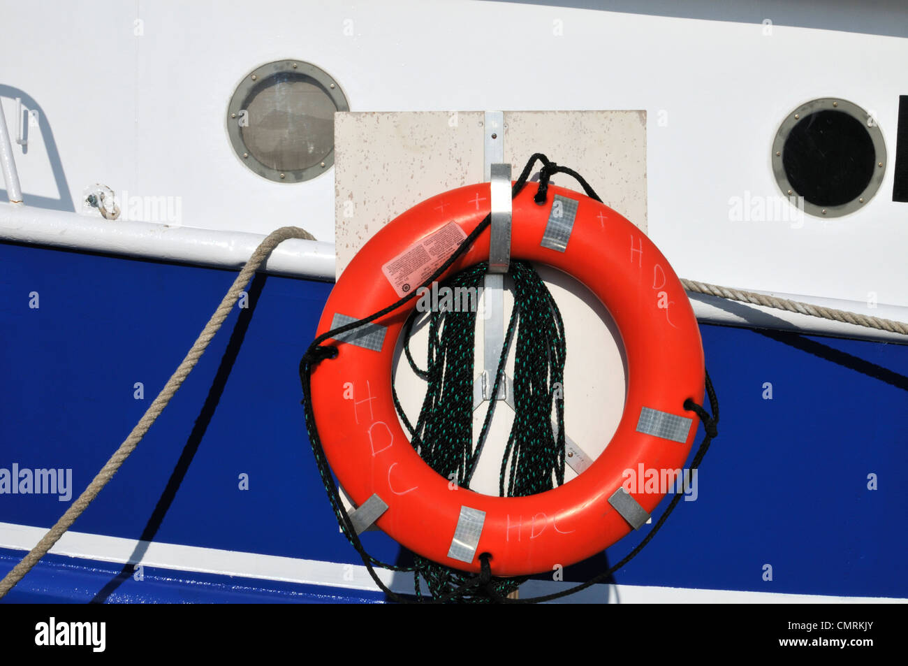 In arancione per salvare la vita di boa ad anello sul lato della pesca commerciale barca nel nuovo porto di Bedford, Massachusetts, STATI UNITI D'AMERICA n. 1 porto di pesca Foto Stock