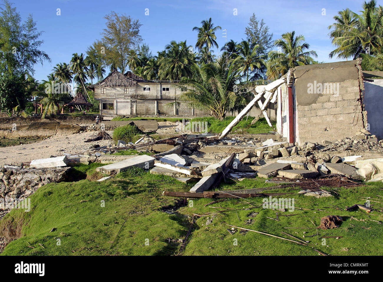 Distruzione sul Sorake Beach nella Baia di Lagundri, isola di Nias dopo il 28 marzo 2005 grandezza 8.7 terremoto e tsunami successive. Foto Stock