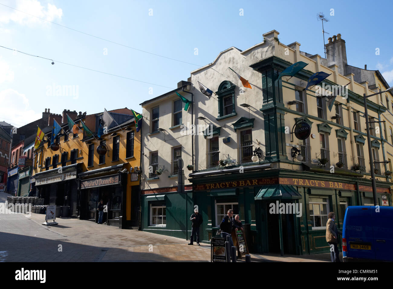 Pub in corrispondenza della giunzione di William street e Waterloo street dentro la città fortificata di Derry City County Londonderry Foto Stock