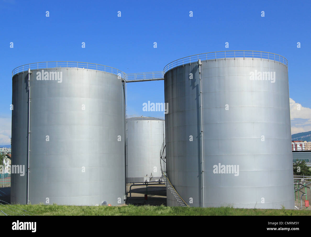 Grigio grandi serbatoi di olio a nonio, Ginevra, Svizzera Foto Stock