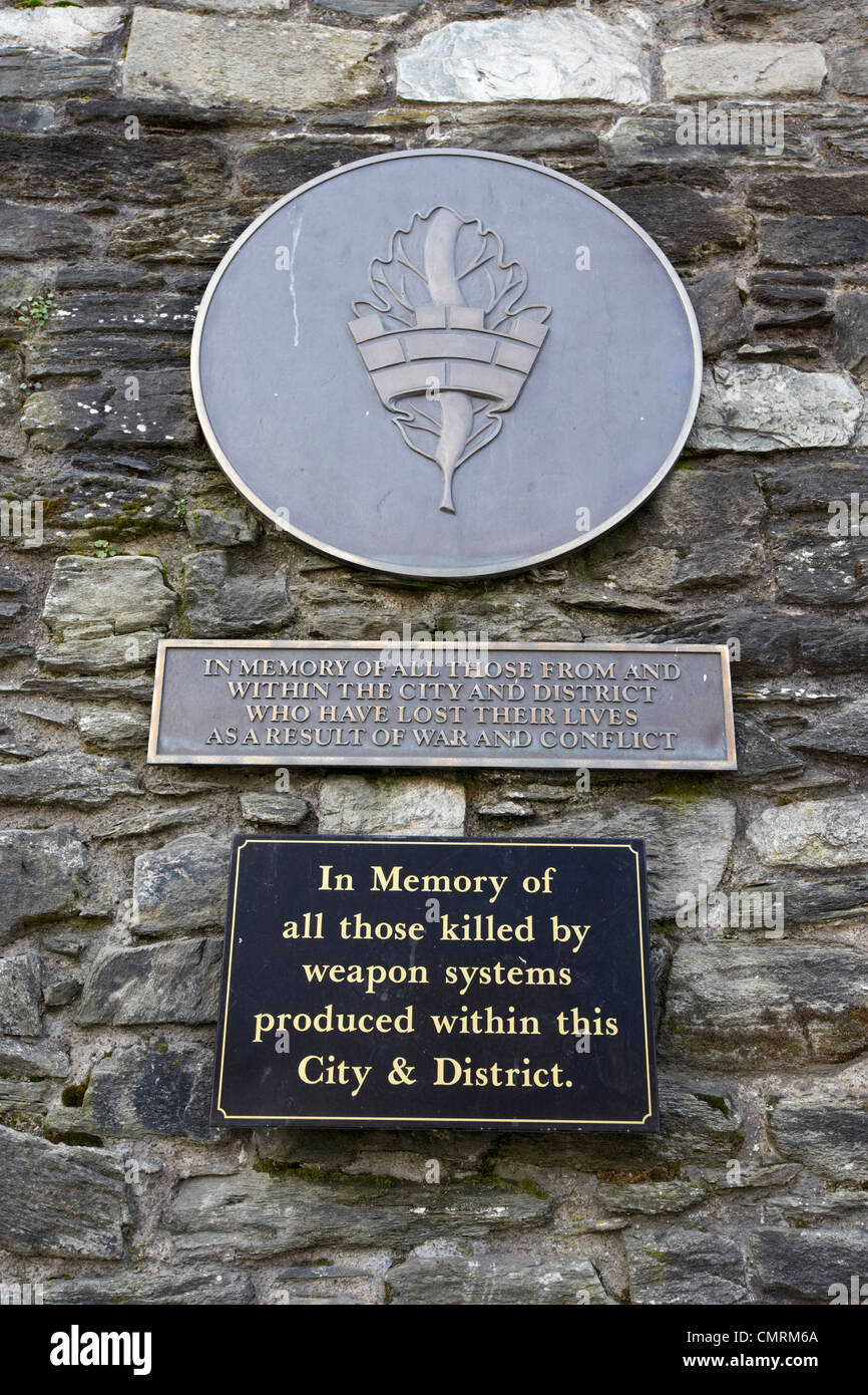 Memoriale di guerra e le vittime della guerra le placche incorporato in derrys mura Derry City County Londonderry Irlanda del Nord Regno Unito. Foto Stock