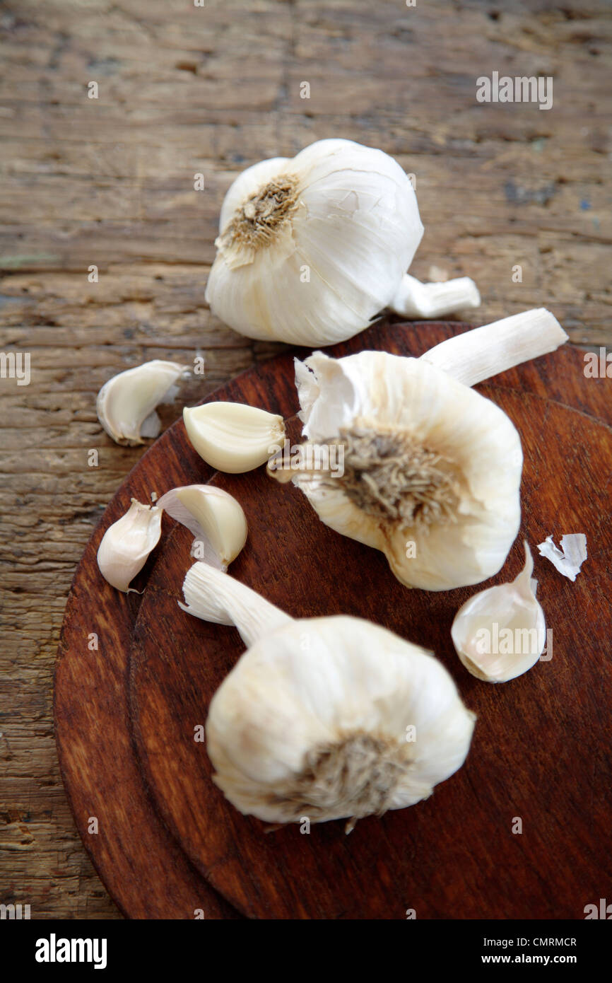 Bulbi di aglio sul bordo di taglio Foto Stock