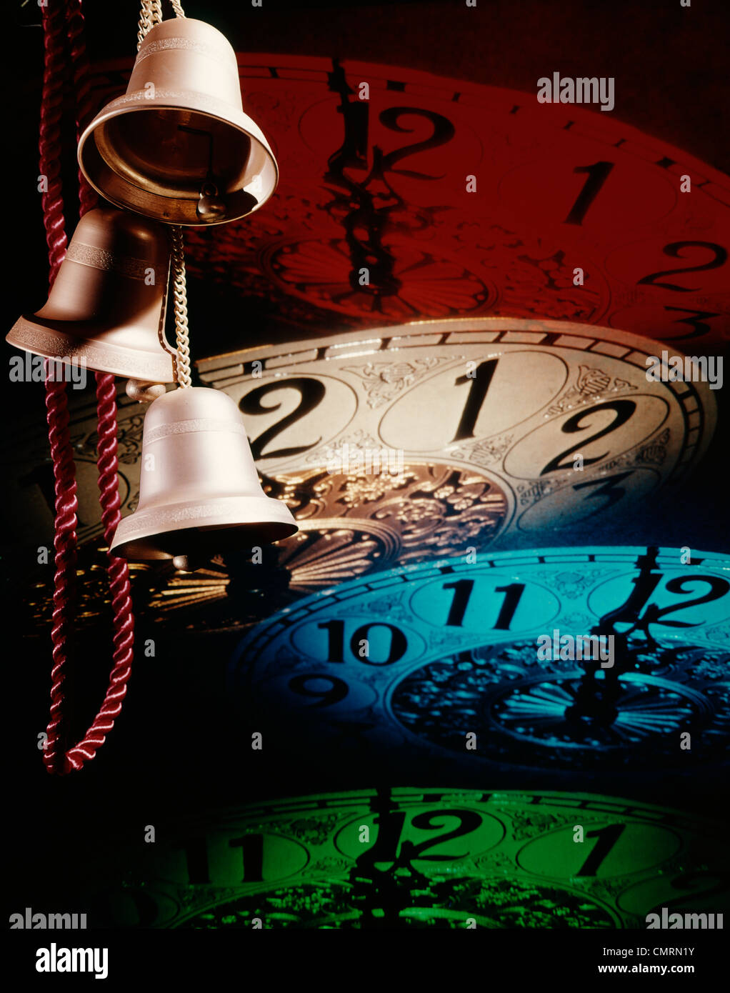 Tre suonare le campane e 4 facce di clock in Rosso Blu Verde Bianco allo scoccare della mezzanotte di Capodanno Foto Stock