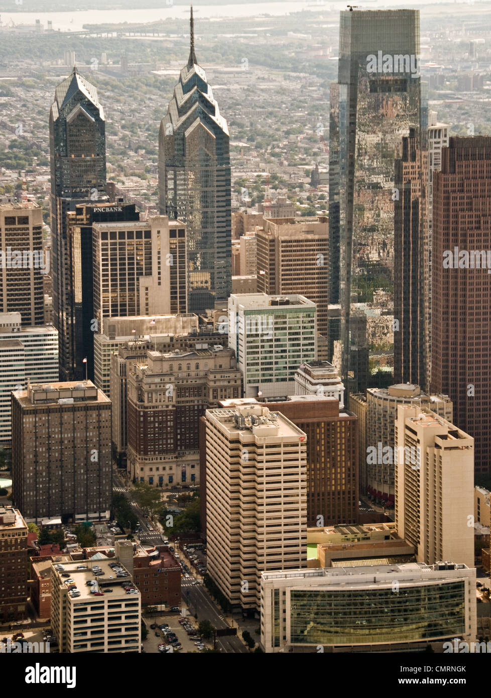 Vista aerea centro di Philadelphia con COMCAST TOWER E LIBERTY PLACE EDIFICI Foto Stock