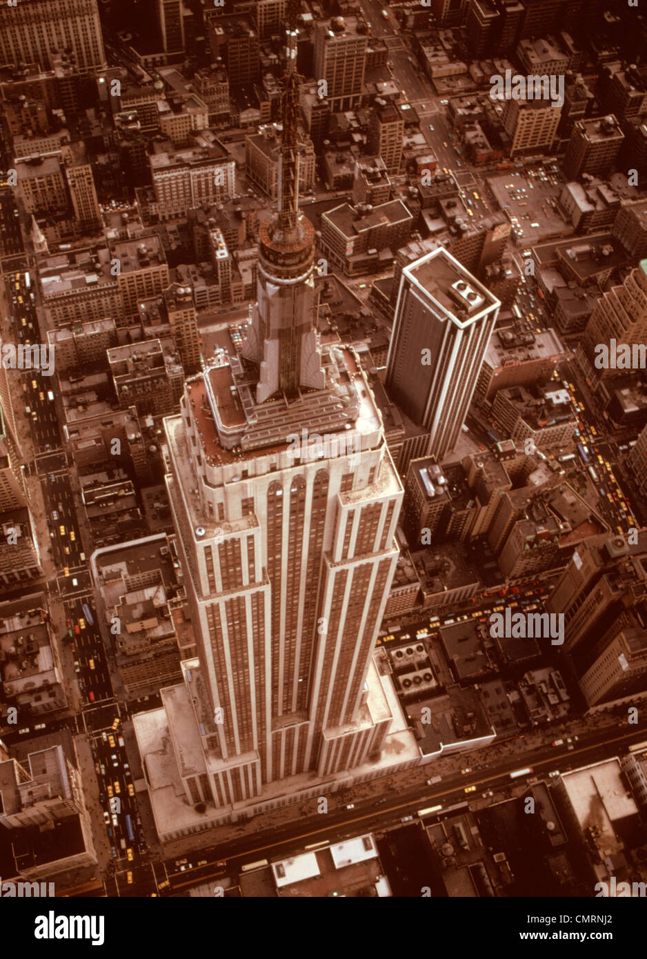 Anni Settanta riprese aeree da elicottero guardando in giù per tutta la lunghezza della Empire State Building Midtown Manhattan NEW YORK CITY Foto Stock