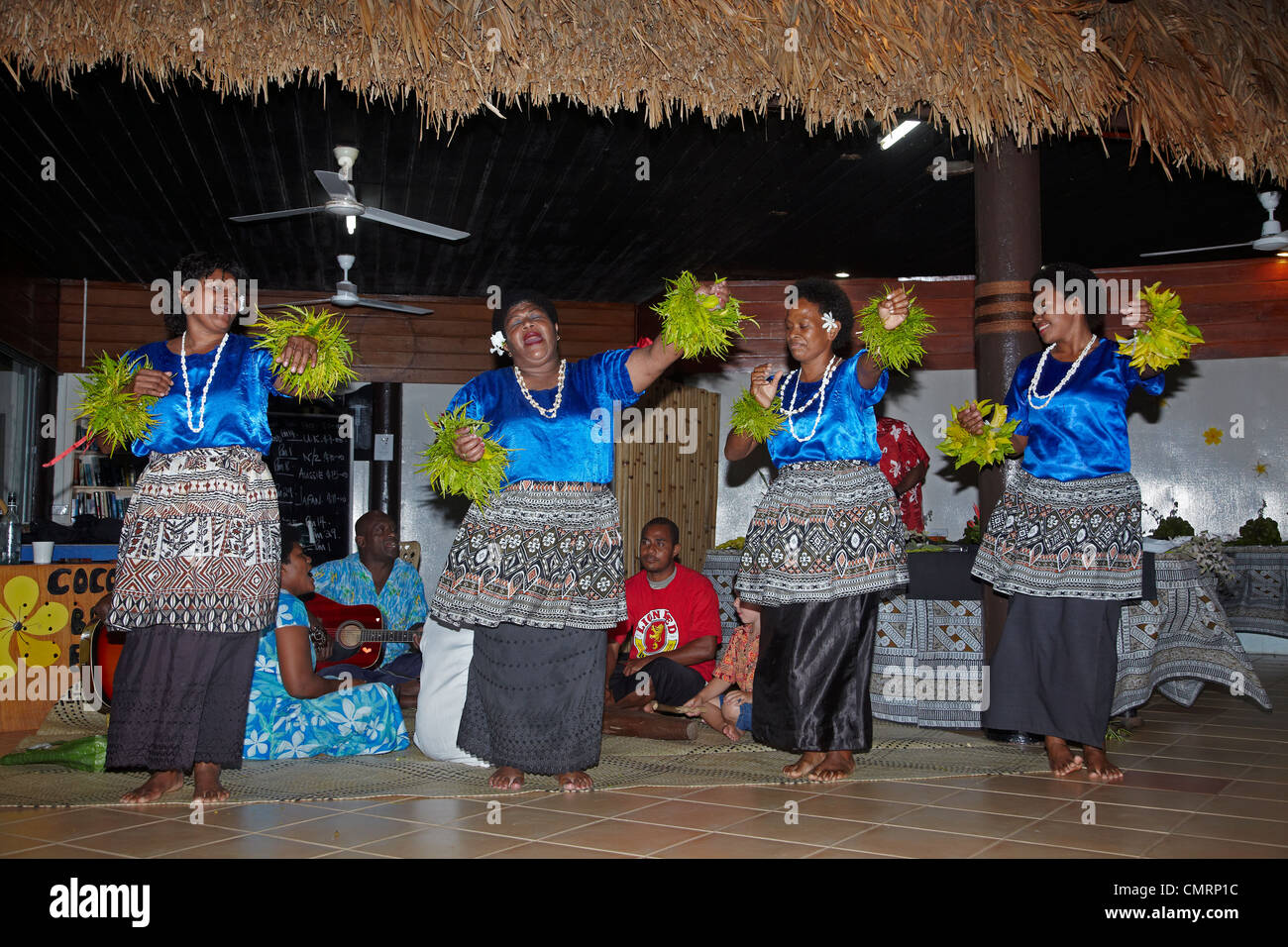 Onorevoli Fijiano eseguire Fijiano tradizionale canzoni a Crusoe di ritiro, il litorale di corallo, Viti Levu, Figi e Sud Pacifico Foto Stock