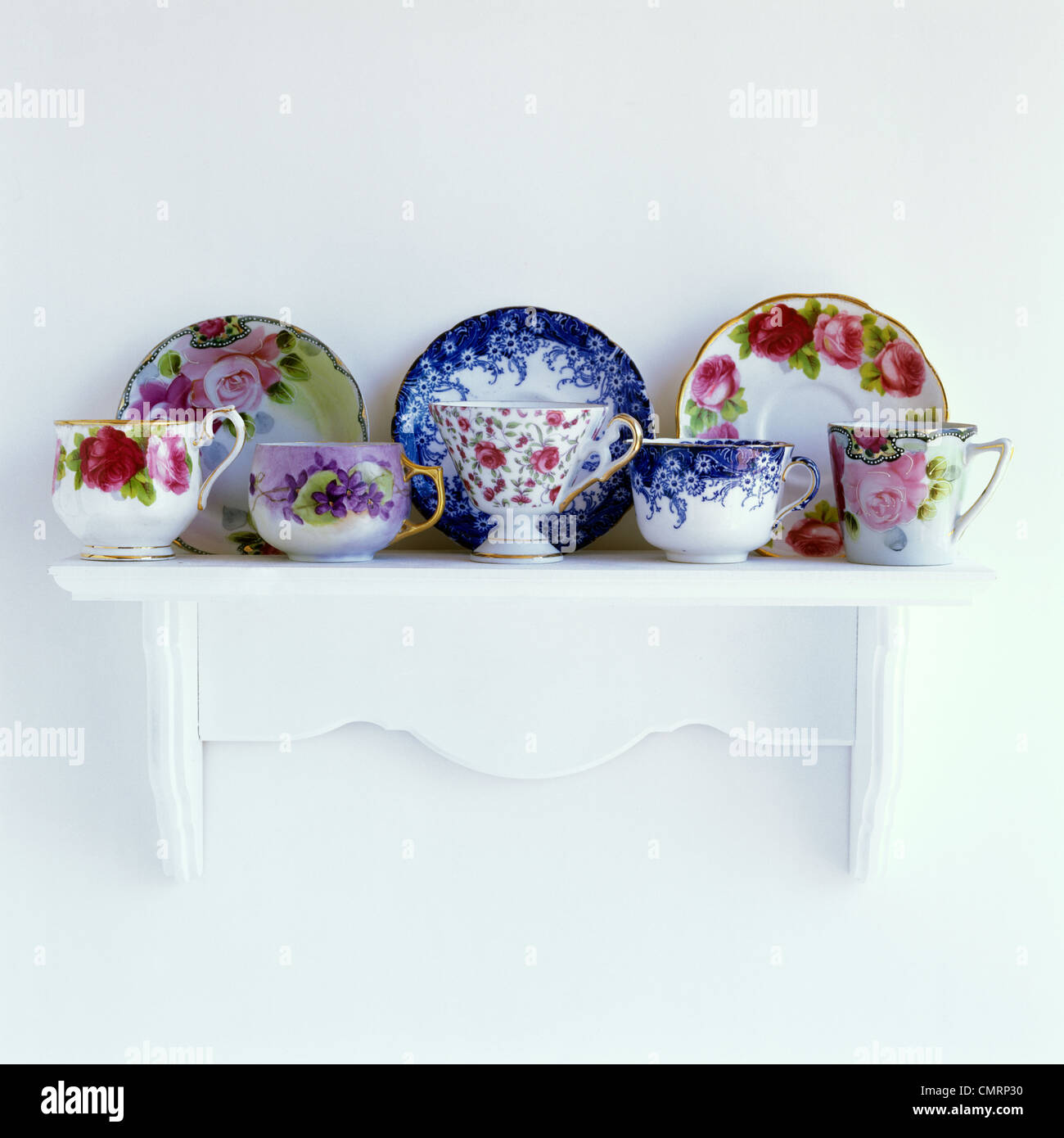 Motivi floreali e TEACUPS piattini su MANTELPIECE Foto Stock