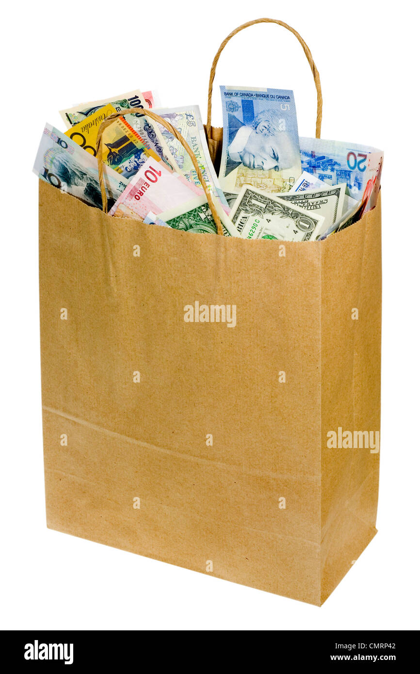 Paperbag pieno di moneta note di vari paesi Foto Stock