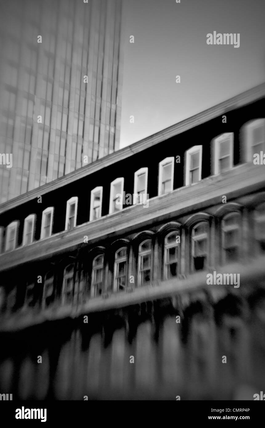 File di Windows su due edifici, Montreal, Quebec Foto Stock