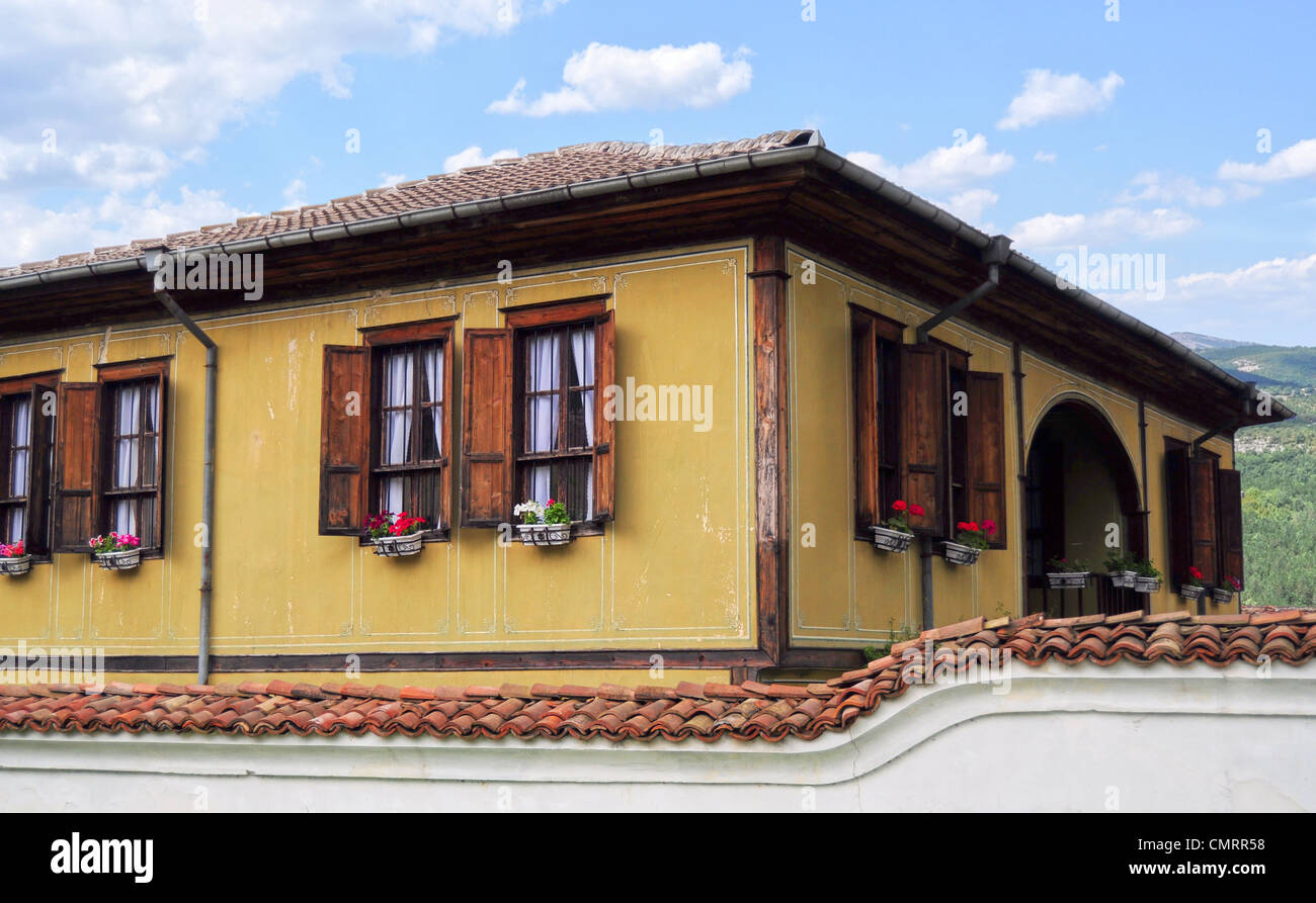 Casa nella tradizionale architettura bulgara nella città di montagna Foto Stock