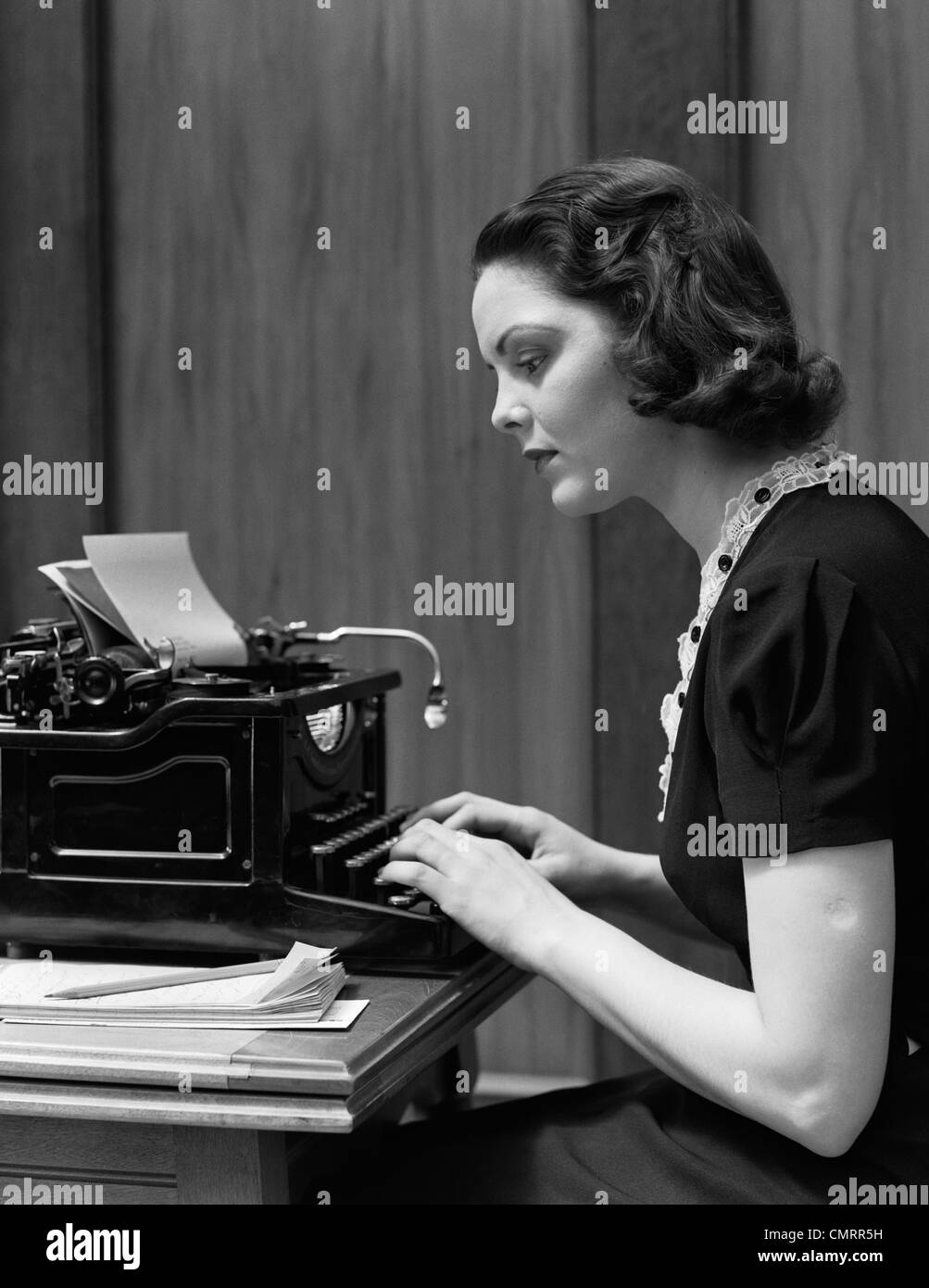 1930s donna digitando sulla macchina da scrivere Underwood Foto Stock