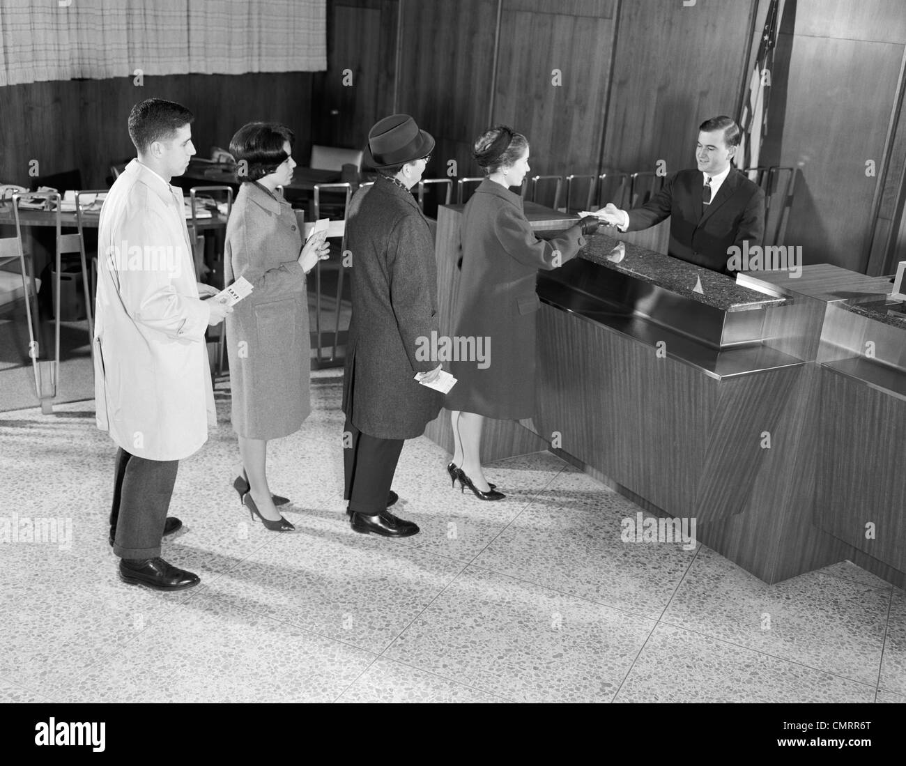 Sessanta PERSONE IN ATTESA IN LINEA PER SPORTELLO BANCOMAT Foto Stock