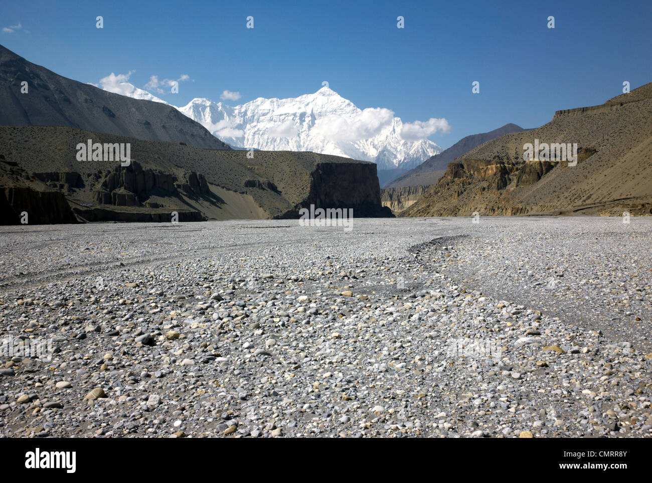Fotografia a colori del letto del fiume Kali Gandaki e della catena montuosa dell'Himal Nilgiri, Tusang, Himalaya, Nepal, Asia Foto Stock