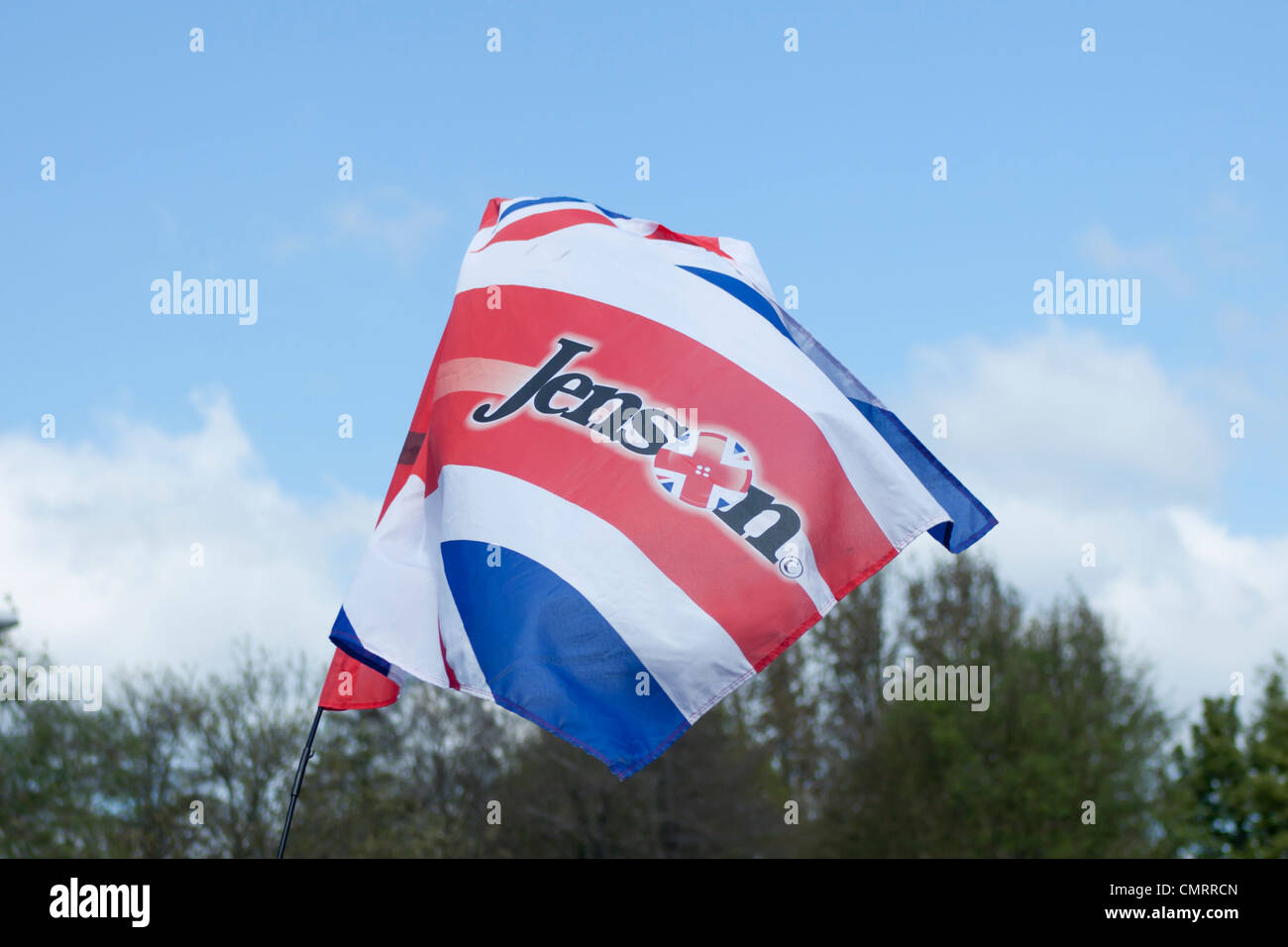 Un Jenson Button bandiera volare alto in un evento tenutosi nella sua città natale di Frome, Somerset. Foto Stock