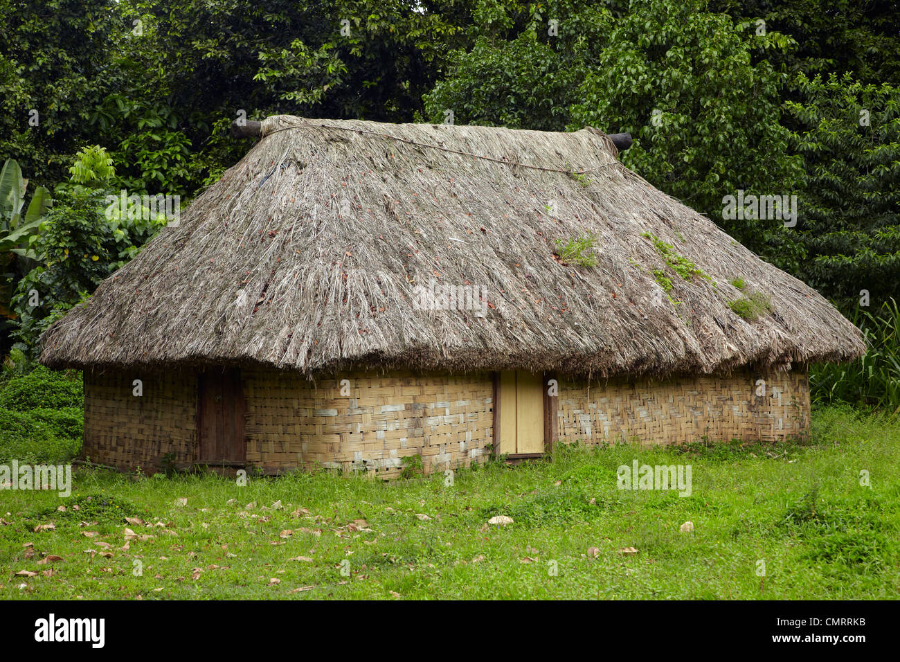 Tradizionale casa Fijiano con tetto di paglia, il litorale di corallo, Viti Levu, Figi e Sud Pacifico Foto Stock