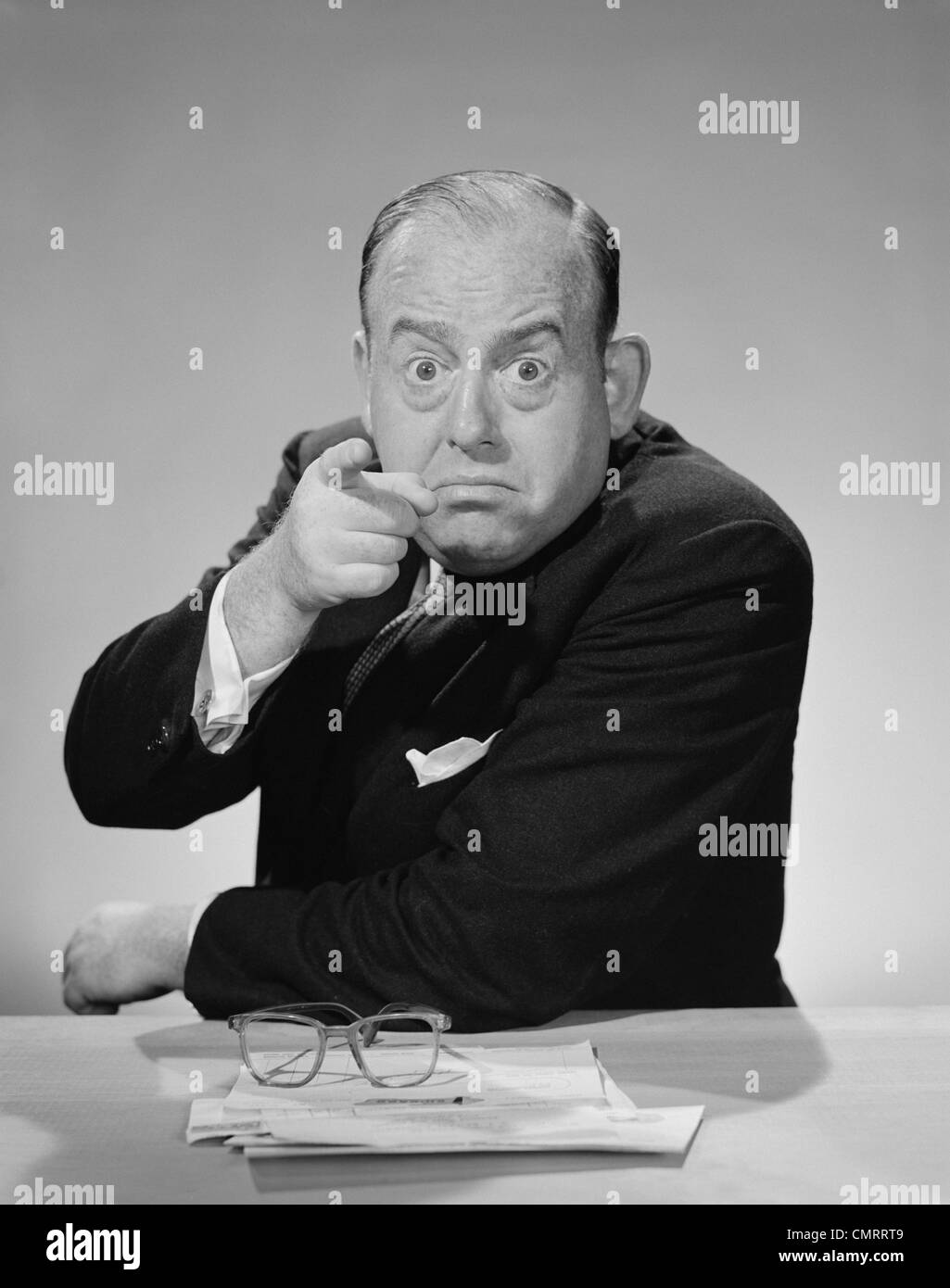 Anni Cinquanta anni sessanta arrabbiato imprenditore puntare il dito di spanciamento fissando gli occhi aperti Foto Stock