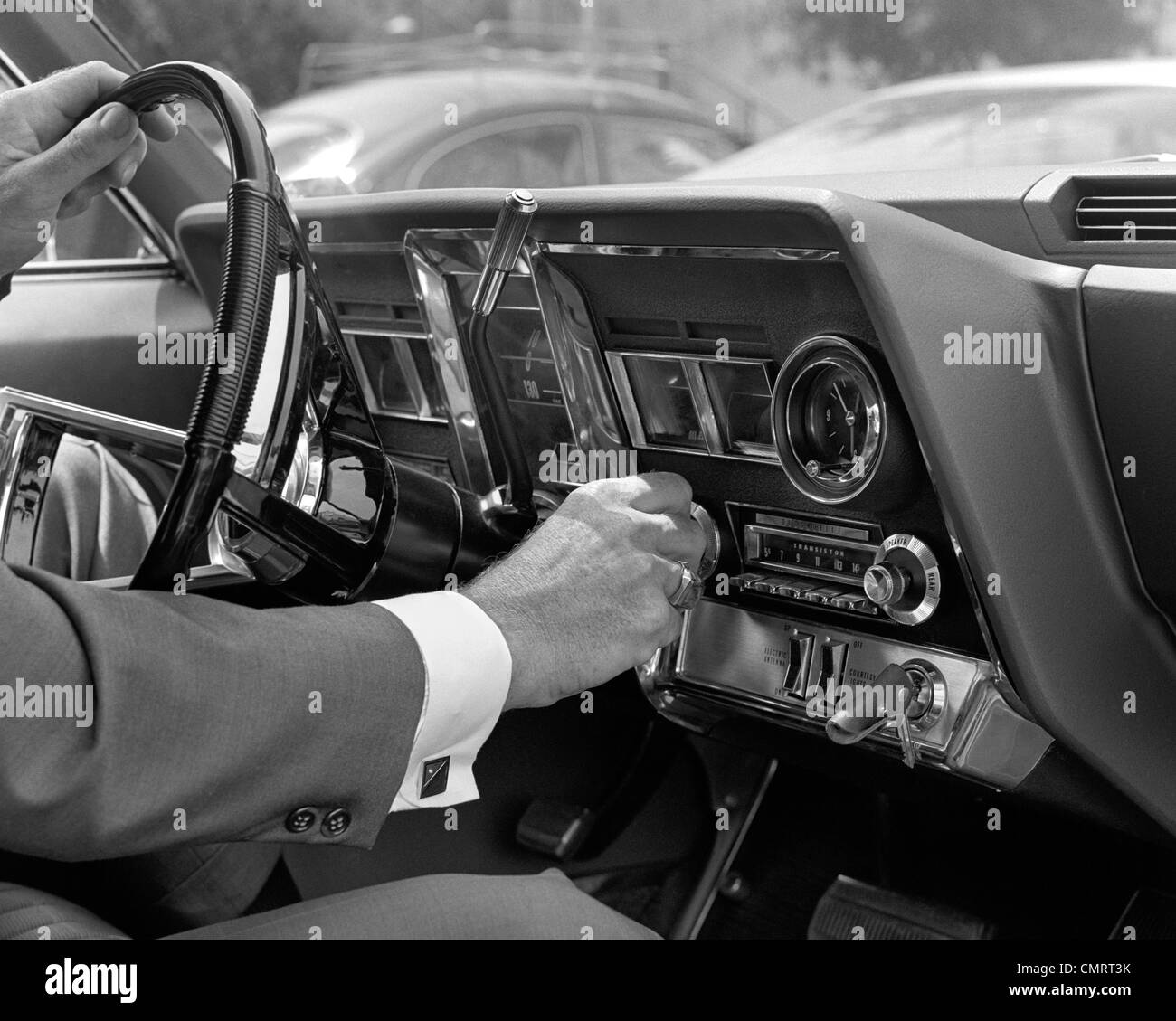 Anni sessanta mano sull'AUTORADIO QUADRANTI E VOLANTE Foto Stock