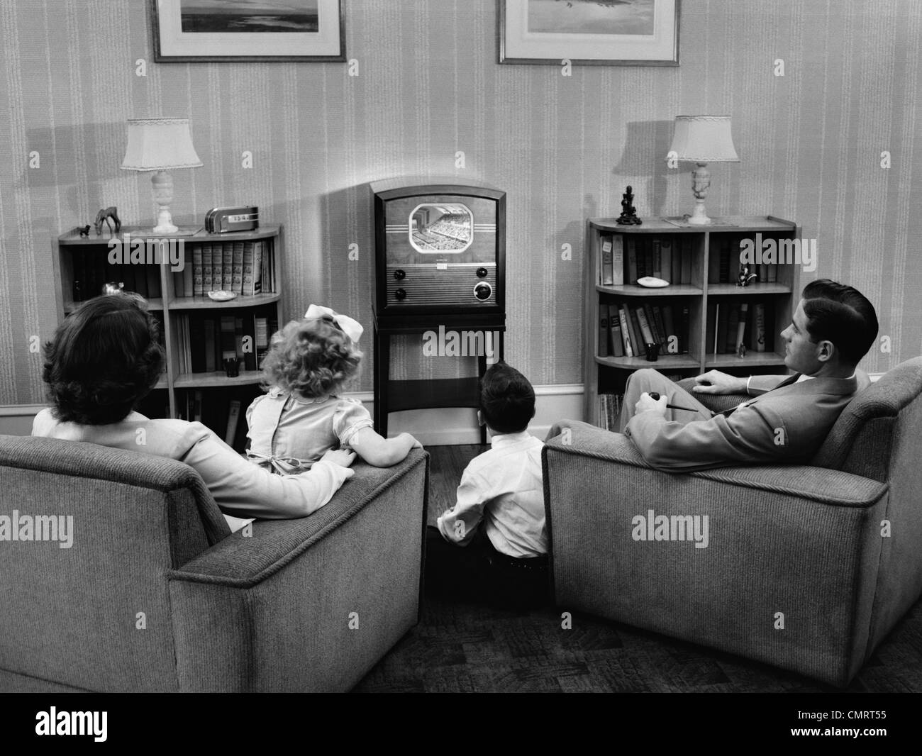 Negli anni quaranta anni cinquanta la famiglia a guardare la TV IN SOGGIORNO Foto Stock