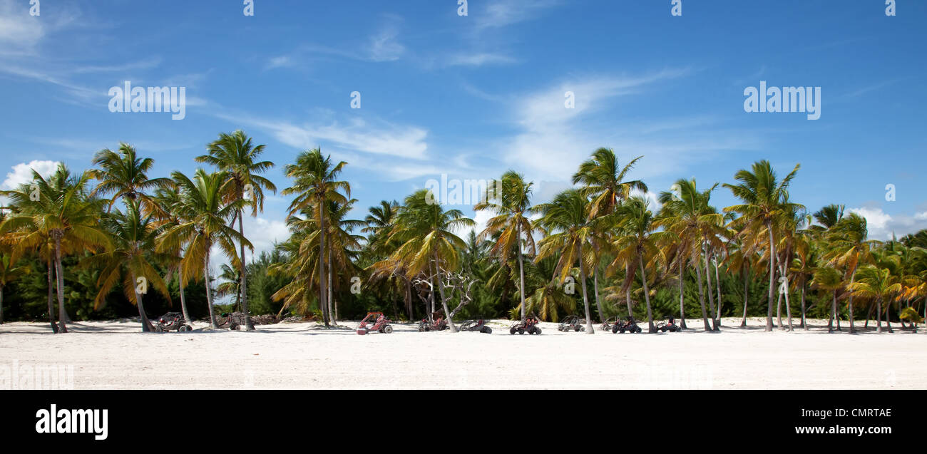 Cap cana spiaggia con sabbia bianca e carrozina per bambini Foto Stock