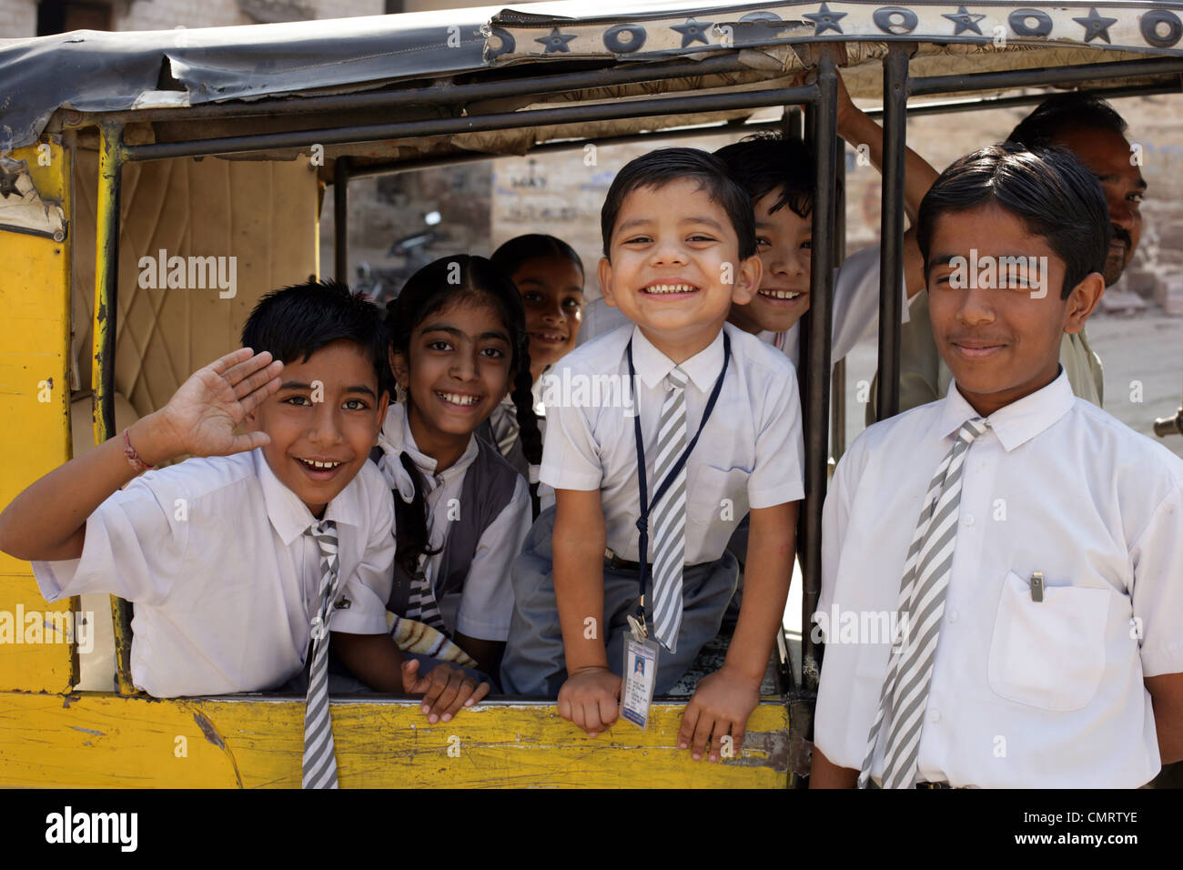 Gli scolari sul loro modo di scuola in tempo o vickram (auto rickshaw) Jodhpur,Rajashan, India. Foto Stock