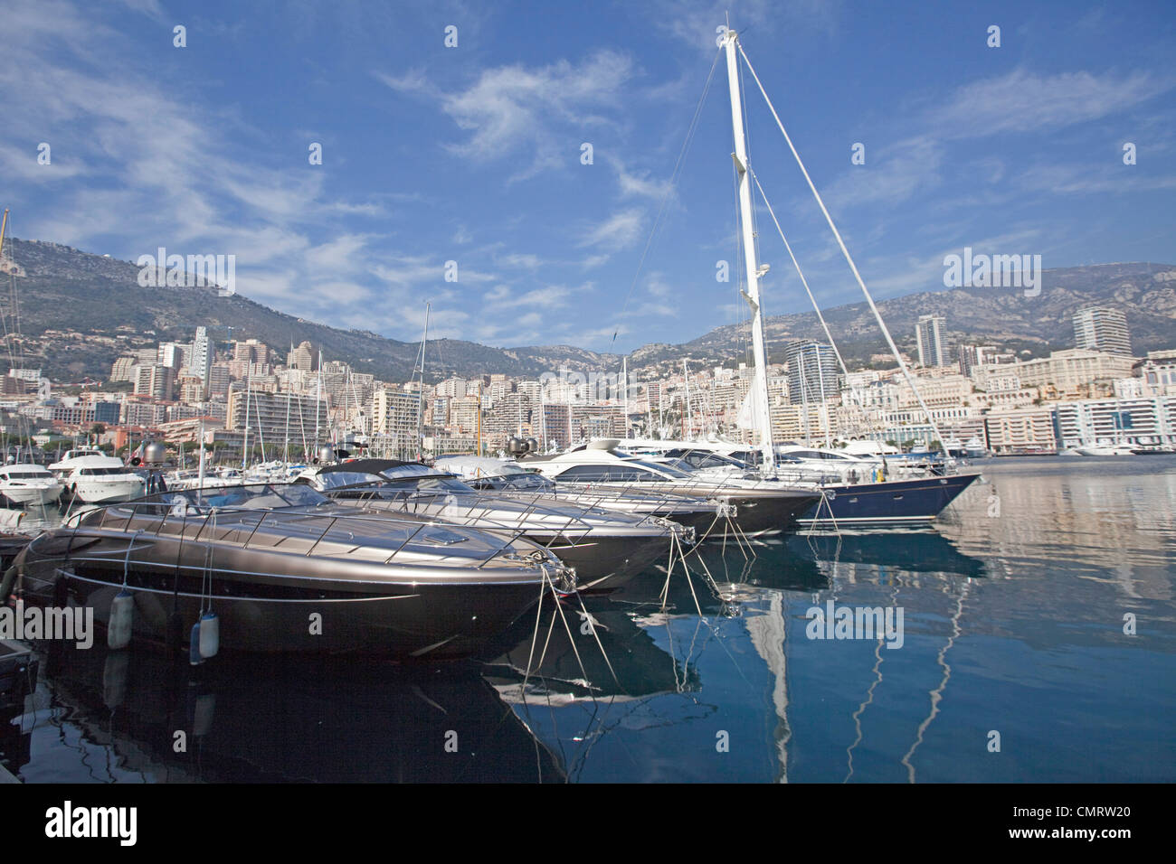 Vista generale del Principato di Monaco e Monte Carlo marina con yacht milionari 124711 Monaco Foto Stock