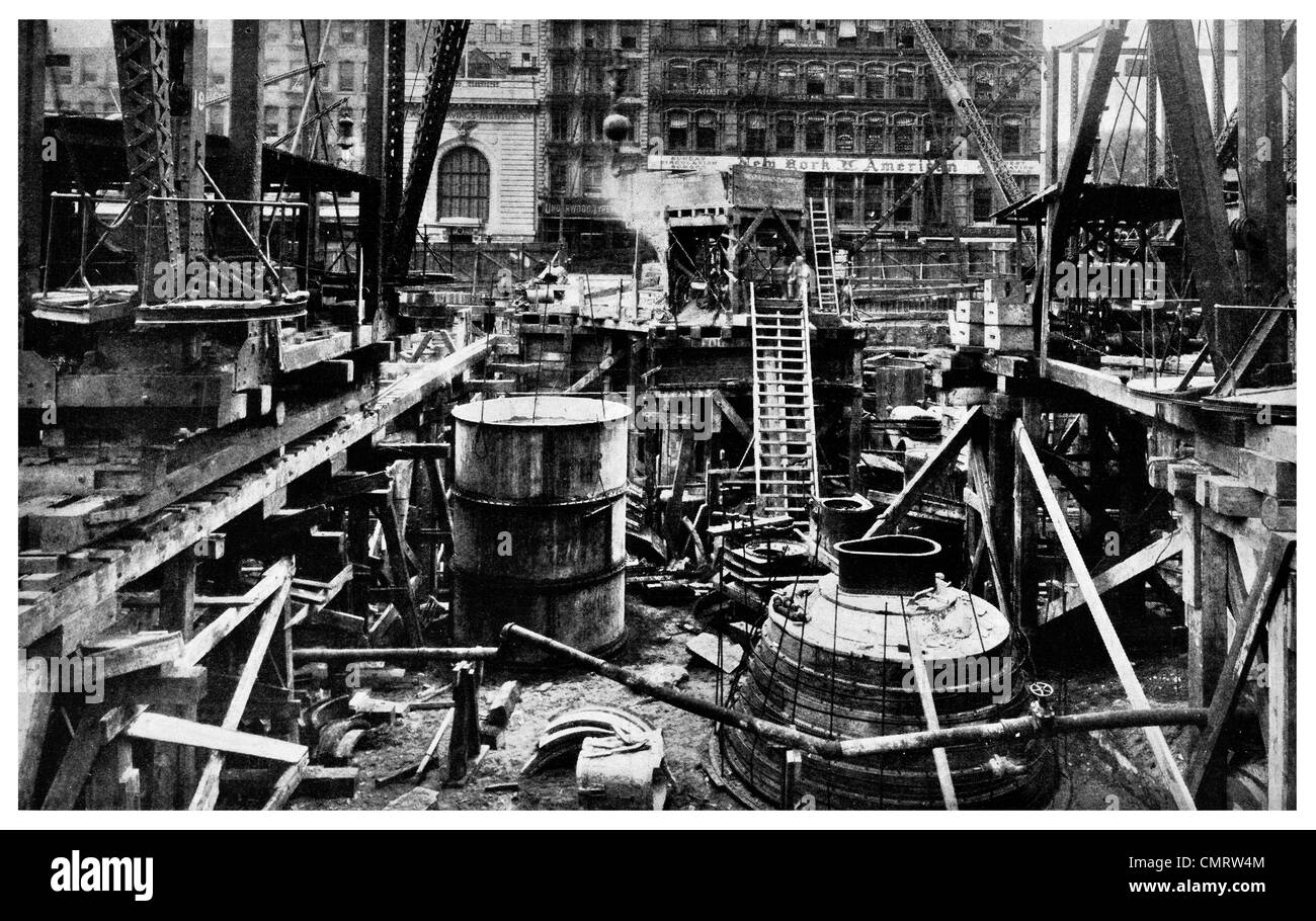 1918 Woolworth Building foundation costruzione sky letto raschiatore rock New York Foto Stock