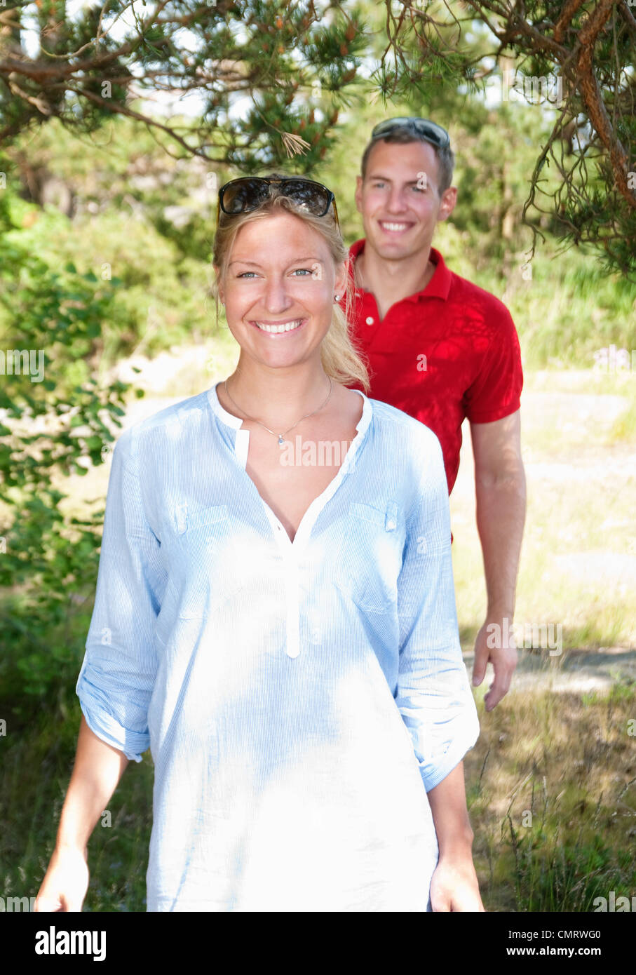 Due persone a piedi nei boschi Foto Stock