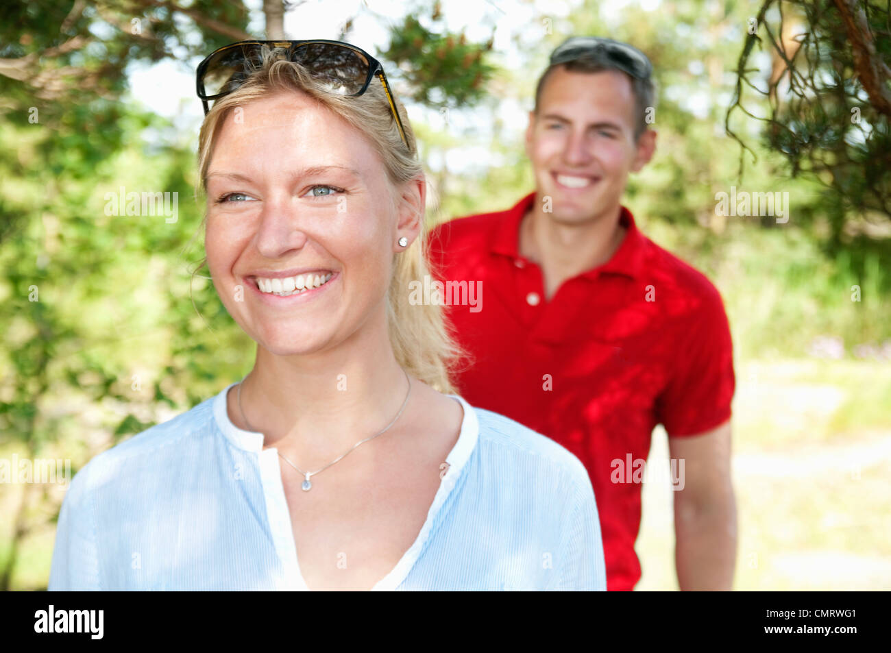 Donna e uomo che cammina nel bosco Foto Stock